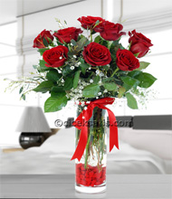 8 Red Roses in Cylender Vase